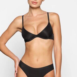 *NWOT* SKIMS - Weightless Scoop Bra in Onyx, 34C